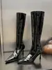 Primeiro Encontro Botas de Cavaleiro de Couro Patente Ji Ou Mei Bico Fino Salto Agulha Botas Altas Estilo Outono/Inverno Feminino Zíper nas Costas Emagrecedor Botas Plissadas
