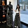 Calça jeans camuflada com estampa de estrelas pretas para mulheres, novo estilo outono, com design de bolso em patch, calça casual de perna reta e larga