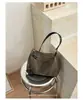 Atacado transfronteiriço de bolsas de ombro estilo coreano, com design de nicho, para mulheres, apresentando designs novos, da moda e retrô adequados para o trajeto diário, e opções elegantes de transversal.