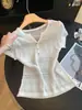 Camisa de Manga Corta con Cuello Abierto a la Mitad y Diseño Hueco Estilo Coreano para Mujer, Nuevo Diseño de Nicho Verano 2026, Top de Punto Único Ajustado