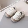 Sapatos de Caminhada para Bebê 2025 Primavera Novos Sapatos para Bebê Sapatos de Couro para Bebê Estilo Outono Sapatos Infantis Bordado de Ursinho para Criança Pequena