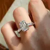 Anillo estilo antiguo con relieve tridimensional, patrón de pergamino, corte esmeralda, diamante blanco, textura de diamante de alto carbono, banda del anillo tono dorado