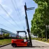 Empilhadeira elétrica de quatro rodas, empilhadeira de 3 toneladas para operador a bordo com bateria de lítio, empilhadeira pequena a bateria para manuseio de carga em pátio externo