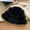 Sombrero de felpa para mujer otoño e invierno colorido punteado hecho a mano tejido sombrero de pescador que hace ver el rostro pequeño cálido protección para los oídos sombrero de cubo de lana