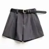 Foto real de shorts de alfaiataria femininos pretos, novo modelo 2026, adequado para primavera e verão, super popular, cintura alta evasê, calça feminina branca muito estilosa