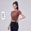 Roupa de Yoga Feminina: Moda Irregular Manga Curta Secagem Rápida Leve Versátil Design Cruzado na Bainha Roupas para Corrida Secagem Rápida Fitness