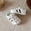 Tenis para niña de lunares con puntera de concha, nueva colección de otoño, con correas de velcro, suelas suaves, estilo casual y deportivo, tenis blancos