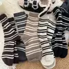 Meias de algodão para outono e inverno, meias listradas para mulheres, meias de cano médio, espessadas e forradas com fleece, listras verticais, estilo japonês, esportivas, meias longas confortáveis para o inverno