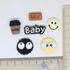 Acessórios para capa de celular estilo traje de biscoito diy rosto sorridente de biscoito xícara de café de chocolate Acessórios de resina para bebê