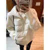 Chaqueta petite de moda estilo coreano con un ambiente suave, con diseño de retorcido empalmado, cuello alto, relleno de algodón, cálida y gruesa, con un diseño atmosférico