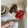 Versão Pele de Ovelha Estilo Verão 2026 Bico Quadrado Estampa de Leopardo Versátil Sandálias de Dedo com Salto Baixo para Mulheres Couro Genuíno Uso Externo