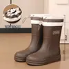 Botas de chuva estilosas para mulheres, com design antiderrapante e impermeável, versáteis e duráveis, comprimento até a panturrilha, botas de chuva da moda, confortáveis para uso ao ar livre, sapatos de borracha