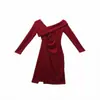 Vestido rojo de estilo francés, de nicho, que favorece la figura, para otoño e invierno, con un look chic y maduro, un escote asimétrico, un diseño de abertura y mangas largas, con una silueta ajustada al cuerpo