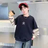 Moletom Masculino 2026 Novo com Listras, Manga com Apliques, Gola Redonda, Estampa de Fone de Ouvido, Casual de Outono, Estiloso e na Moda