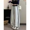Pantalones deportivos de algodón grises, otoño 2026, diseño a rayas de bloques de color, estilo de pierna curva, pantalones anchos holgados y casuales