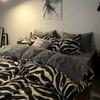 Juego de Cuatro Piezas de Ropa de Cama de Oso de Dibujos Animados Simple Escandinavo Funda de Edredón de Algodón Lavado Azul Juego de Tres Piezas de Sábanas para Cama de Dormitorio Estudiantil