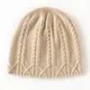 Sombrero de Cachemira Suave y Pegajoso 2026 Otoño/Invierno Nuevo Moda Femenina Casual Protección para los Oídos Gorro de Punto Trenzado Gorro de Punto Moderno