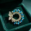 Broche Borboleta Colorida de Diamante Jovem Luxuoso 2026, Broche Vazado de Liga de Diamante Completa, Acessório para Terno e Vestido, Lapela