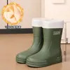 Botas de chuva versáteis para mulheres, modelo 2026, adequadas para uso ao ar livre, com solas antiderrapantes, forro de fleece e características impermeáveis; ideal para uso na cozinha como galochas ou botas de água