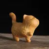 Escultura em Madeira Moderna de um Gato Fofo e Brincalhão, um Trazedor de Boa Sorte, uma Figura de Animal Portátil para Manusear e Brincar, um Gato com Patas Levantadas