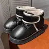 Botas de nieve impermeables de invierno al por mayor para mujer, con forro de felpa, suelas gruesas y diseño corto y cálido, adecuadas para uso en exteriores y con suela antideslizante y plantilla cómoda y acolchada.