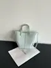 Bolsa de ombro de couro genuíno de grande capacidade para mulheres, nova bolsa tote casual 2026 com padrão de lichia texturizado, bolsa de antebraço fashion