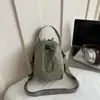 Bolsa Pequena de Mão de Luxo para Mulheres 2026 Nova Tendência Moda Versátil para o Dia a Dia Bolsa de Ombro Luxo Leve Elegante Bolsa Transversal