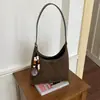 Bolso de Hombro Retro de Gran Capacidad para Mujer Otoño/Invierno 2026 Nuevo Bolso Cubo de Gamuza y Felpa Bolso de Hombro Simple y Moderno