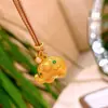 Colgante de Elefante Dorado con Diseño Propicio, Color Dorado, Elegante Colgante de Elefantito, Collar Largo con Cordón Trenzado, Cadena para Suéter