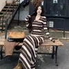Nueva colección de otoño e invierno: un vestido de punto a rayas de corte relajado y efecto adelgazante con silueta ajustada, mangas largas y longitud larga, perfecto como capa base