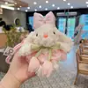 Novo Chaveiro de Coelho de Orelhas Longas Pelúcia Vestido Fofo e Fofo Segurando Flores Boneca Coelho Pingente de Bolsa para Mulheres