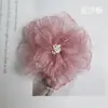 Organza de Camelia con Borde Quemado Temperamento Super Hada Flores de Tela 3D Pinza para el Cabello Flor para la Cabeza Accesorios para Ropa
