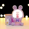 Xiaohongshu Super Dulce Rosa Mapache Portalápices Lámpara Iluminada Dibujo Animado Portalápices de Escritorio Caja de Almacenamiento Papelería para Estudiantes