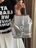 2024 Nueva mochila plateada estilo Chanel para mujer, bolsa de nicho de Corea del Sur, para blogueros de Instagram, mochila pequeña portátil para viajes