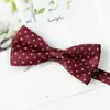 Accesorios para Traje Formal de Negocios para Hombre Set de Tres Piezas Corbata Pajarita Pañuelo de Bolsillo Rojo con Puntos de Polka Atado a Mano En Stock Venta al por Mayor