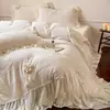 Juego de lujo de invierno estilo francés de cuatro piezas con delicado bordado, tela de terciopelo de leche, una funda nórdica de forro polar coral estilo princesa y una falda de cama cálida y engrosada