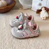 Zapatos para niñas, diseño de gato KT, nueva colección de otoño 2026, zapatillas infantiles versátiles, estilo de dibujos animados lindo, para niñas pequeñas, estilo de zapatillas deportivas y de entrenamiento alemán