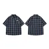 Camisa retro a cuadros de manga media con elegante decoración de etiqueta en el pecho, camisa casual holgada de cinco mangas estilo japonés para hombre