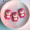 Sapato de Furos Urso Morango Desenho Animado Adesivo de Geladeira Acessórios de Resina Material DIY Decoração de Coração Capa de Celular com Furos