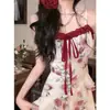 Pausa para o Chá Estilo Francês Vestido de Alça Floral Franzido Feminino Verão Irregular Litoral Lindo Estilo de Férias Cintura Apertada Vestido Longo