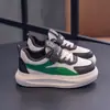 Novos sapatos brancos infantis, sapatos planos antiderrapantes para todas as estações, sapatos com painel de malha para meninos, sapatos casuais versáteis para meninas