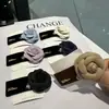 Presilha de Cabelo Floral de Alta Qualidade com Múltiplas Opções de Cor, Base de Veludo, Presilha Lateral para Controlar Fios Soltos, Acessório de Cabelo Elegante e Versátil
