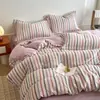 Juego de cuatro piezas de terciopelo de leche con estampado de rayas simples clase A, antiestático para invierno, engrosado para abrigar, y un juego de tres piezas con forro polar adicional para dormitorios