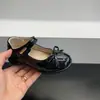 Zapatos pequeños de cuero brillante con lazo anudado clásico, corte bajo uniforme JK, nuevos planos pequeños para niñas de principios de otoño 2026