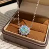 Nuevo Estilo Deslumbrante Ojo de Diablo Corte de Fuegos Artificiales Collar, Cadena de Clavícula de Lujo Ligero de Moda con Diamante de Alto Carbono y Zafiro Venta al por Mayor