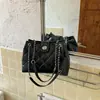 Bolso acolchado de alta calidad para mujer, nuevo modelo 2026, bolso de cadena, versátil y sofisticado, bolso de hombro y cruzado, bolso de moda para el antebrazo