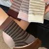 Calcetines holgados a rayas de bloques de color Otoño e Invierno Estilo Retro Japonés College de moda para mujer Venta al por mayor Calcetines populares