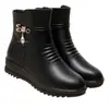 Sapatos de mãe 2026 novo estilo de inverno, botas de algodão com forro de fleece, sola macia, espessadas para aquecimento, sola plana, sapatos de couro para mulheres de meia-idade e idosas, botas curtas femininas
