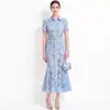 Elegante y estiloso vestido corto de encaje con cuello camisero, entallado en la cintura, corte ceñido, falda de sirena, con camisola y cinturón