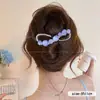 Um grampo de cabelo estiloso e versátil para mulheres, apresentando um design de bico de pato que não pressiona a parte de trás da cabeça, perfeito para criar penteados elegantes no outono e inverno.